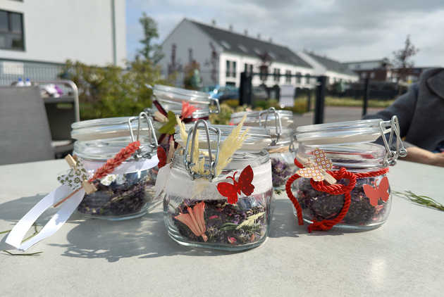 BELLINI Dorsten stellt Potpourri aus eigenem Lavendel her.