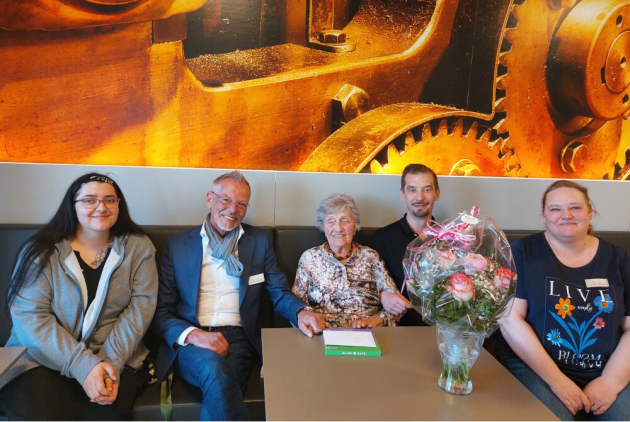 Dorsten: Bewohnerin sitzt umringt von GratulantInnen am 103. Geburtstag.