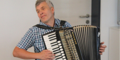 Geldern: Gastmusiker spielt Akkordeon.