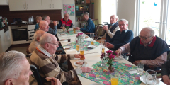 Krefeld: Bewohner essen gemeinsam beim Stammtisch am Vatertag.