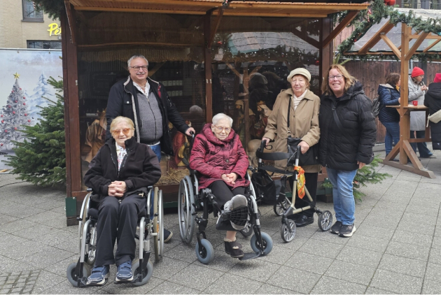 Krefeld: Ausflugsgruppe auf dem Weihnachtsmarkt.