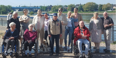 Neuwied: Ausflugsgruppe zwischen Skulpturen.