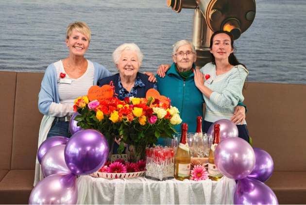 Neuwied: Bewohnerinnen und Mitarbeiterinnen hinter-Muttertags-Geschenke-Wagen.