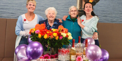 Neuwied: Bewohnerinnen und Mitarbeiterinnen hinter-Muttertags-Geschenke-Wagen.