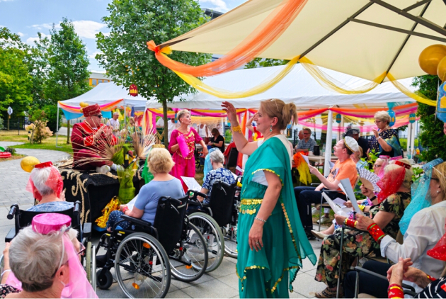 Neuwied: Feiernde beim bunten Sommerfest draußen.