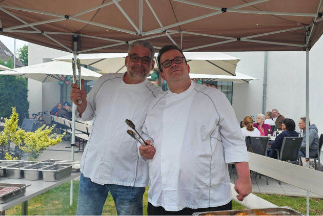 Neuwied: Küchenmitarbeiter draußen am Grill.
