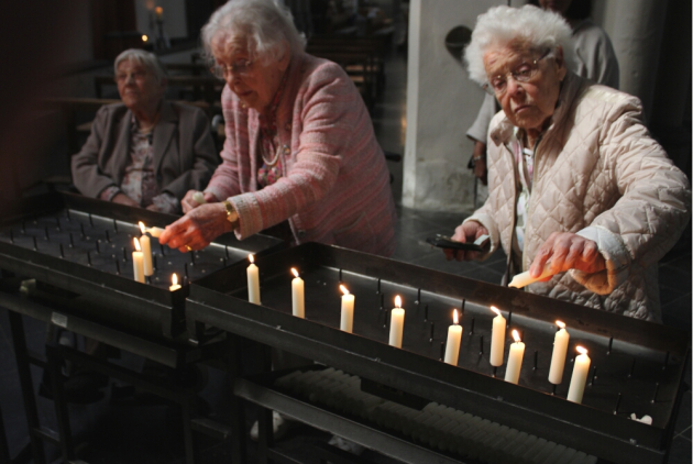 Geldern: Bewohnerinnen zünden Kerzen im Xantener Dom an.