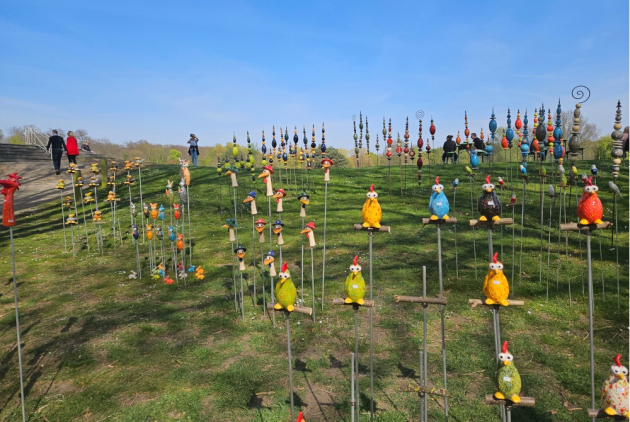 Krefeld: Gartendekoration auf einer Wiese.