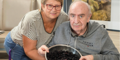 Neuwied: Mitarbeiterin neben Bewohner mit Schüssel voll Brombeeren.