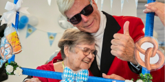 Neuwied: Heino-Double umarmt Bewohnerin bei der Herbstgaudi.